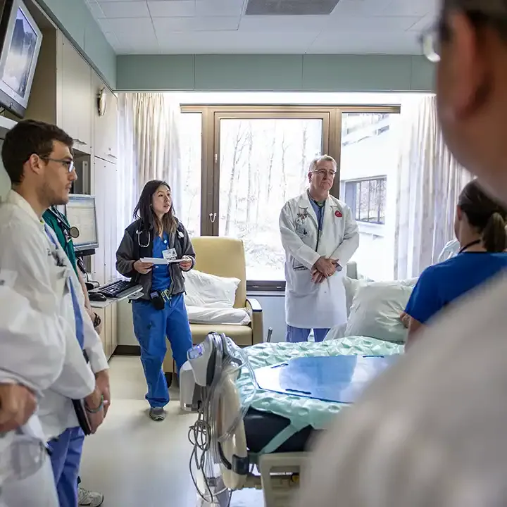 Medical personnelle in a room.